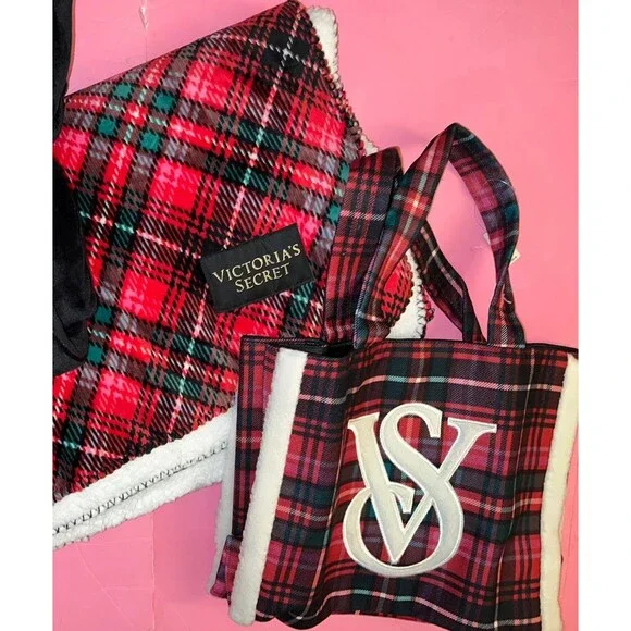 NWT VICTORIA'S SECRET GIFT SET PLUSH BLANKET+BAG GREEN RED BLACK PLAID CHRISTMAS - Picture 2 of 7